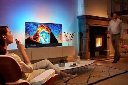 TV con tecnologia OLED con colori brillanti in un soggiorno buio