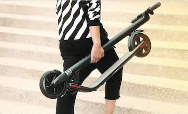 Uno scooter elettrico è il mezzo ideale per il tragitto casa-lavoro o casa-università