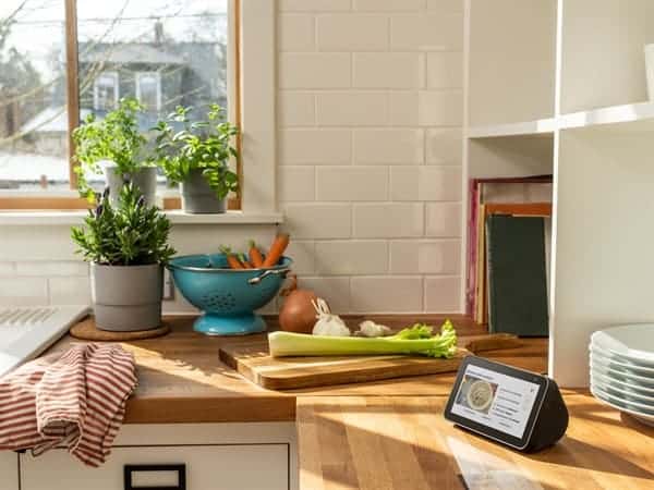 amazon echo show 5 in cucina con il nuovo smart display amazon economico puoi segurie ricette passo dopo passo
