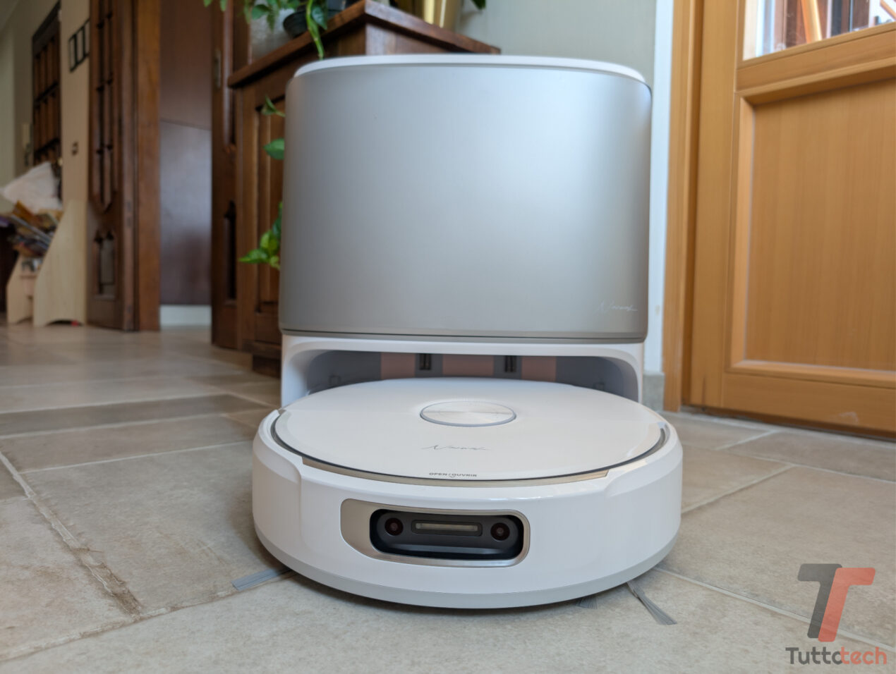 Potenza da 22.000Pa e lavaggio a 80°C: sconto record sul robot per la pulizia Narwal Flow