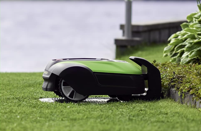 Prato curato senza sforzo: robot tagliaerba Greenworks Optimow 15 per giardini fino a 1500 m² in forte sconto su Amazon