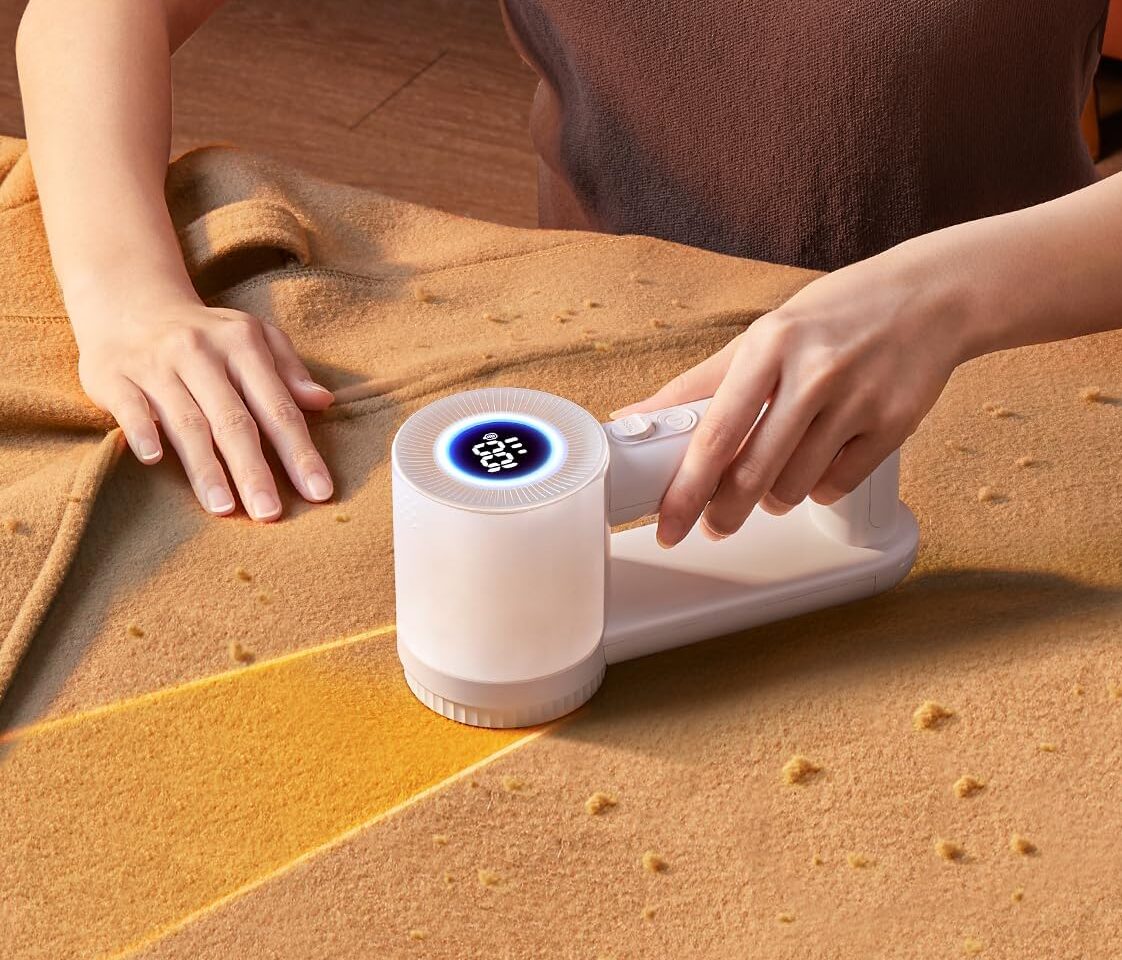 Cura dei tessuti: il levapelucchi con display LED e ricarica USB-C in offerta su Amazon