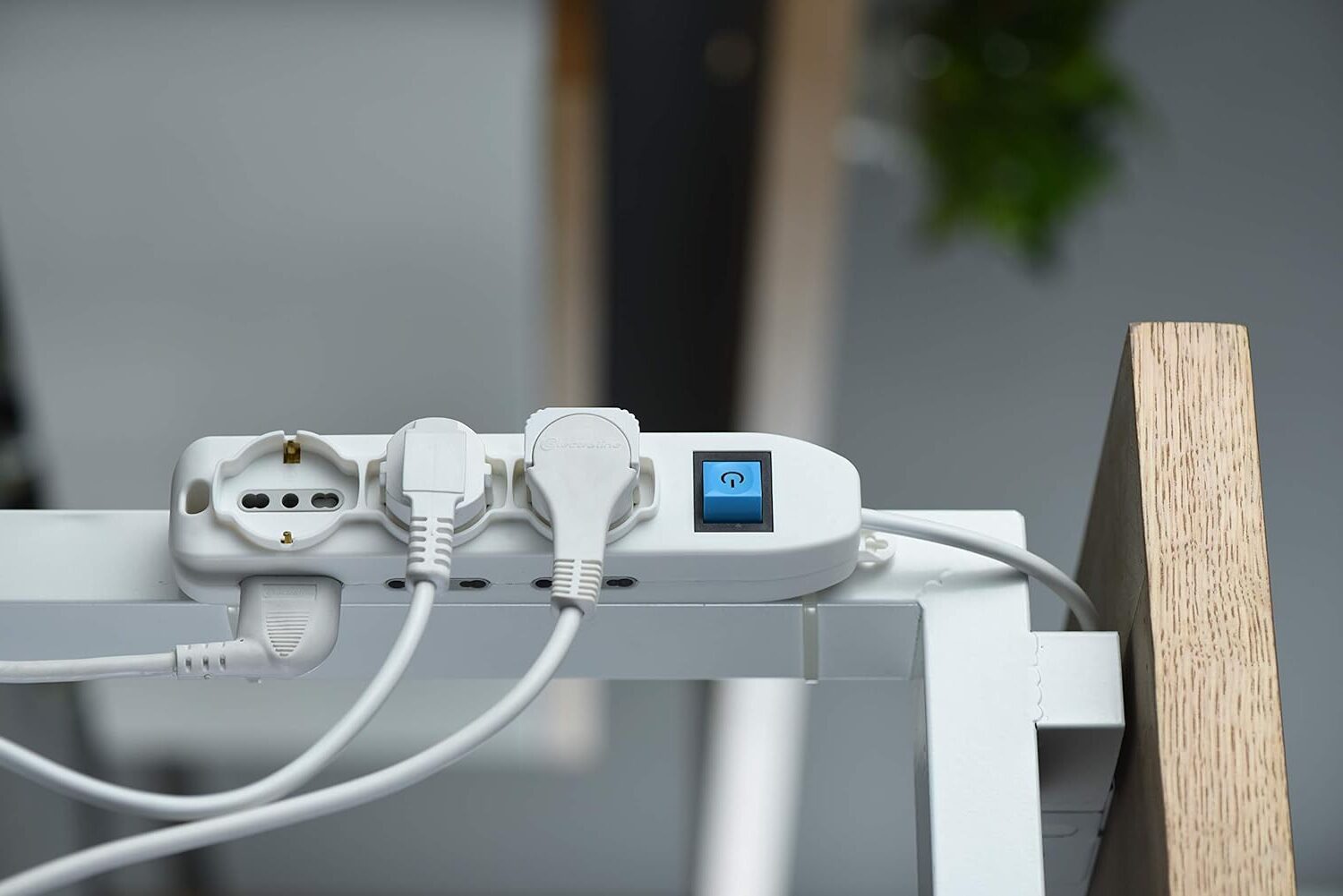 Organizza la tua scrivania: 9 prese in una sola ciabatta Electraline a meno di 8€