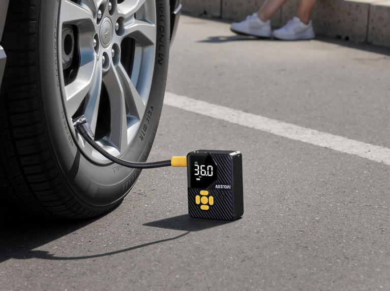 Emergenza gomme? Risolvi con 20€ grazie al mini compressore cordless di AstroAI su Amazon