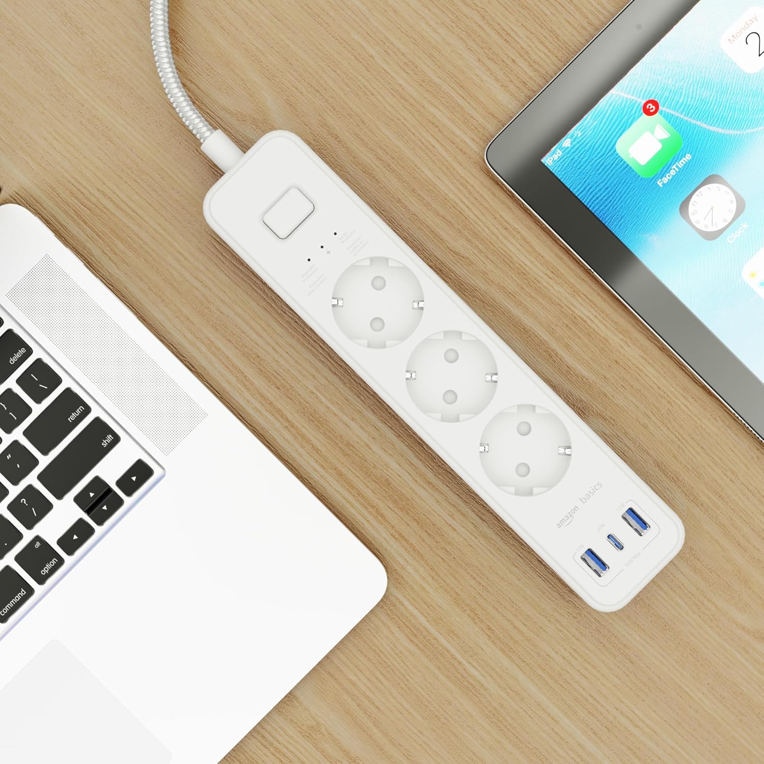 Amazon taglia il prezzo della multipresa Basics: protezione 1050 Joule a 9,88€