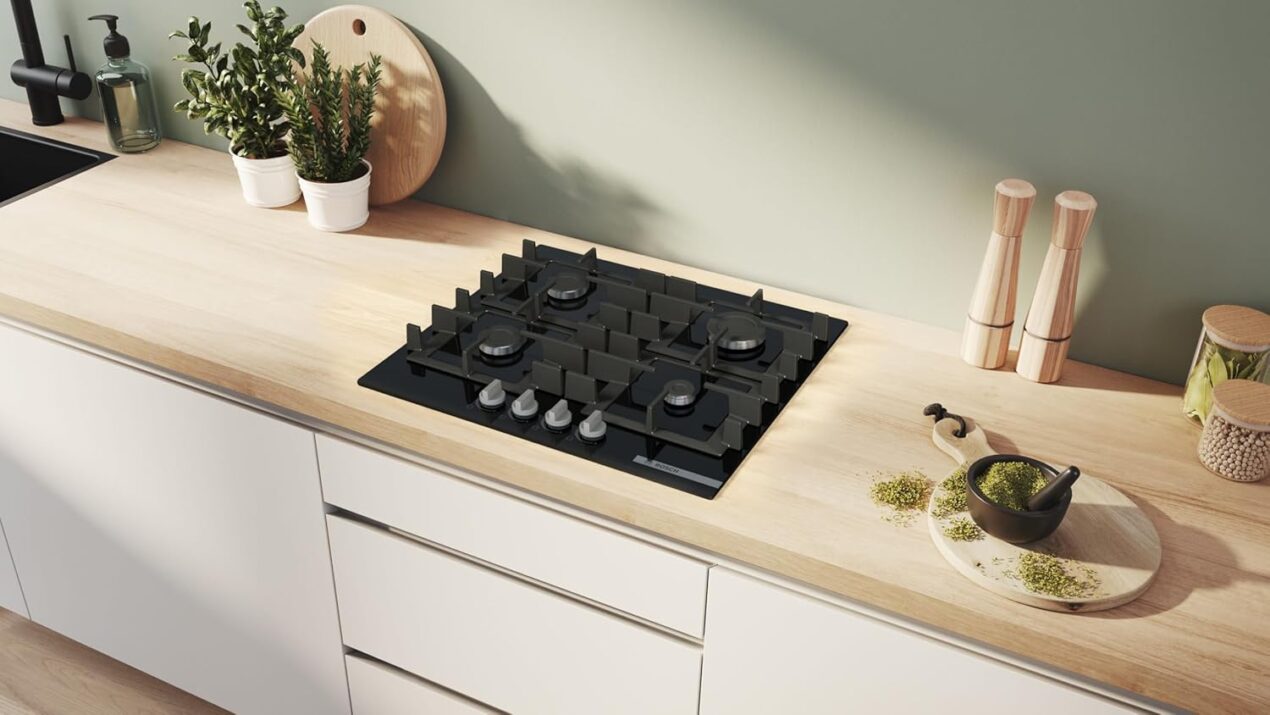 Bosch Serie 4 sfida i top di gamma: vetro temperato nero e termosicurezza al prezzo minimo