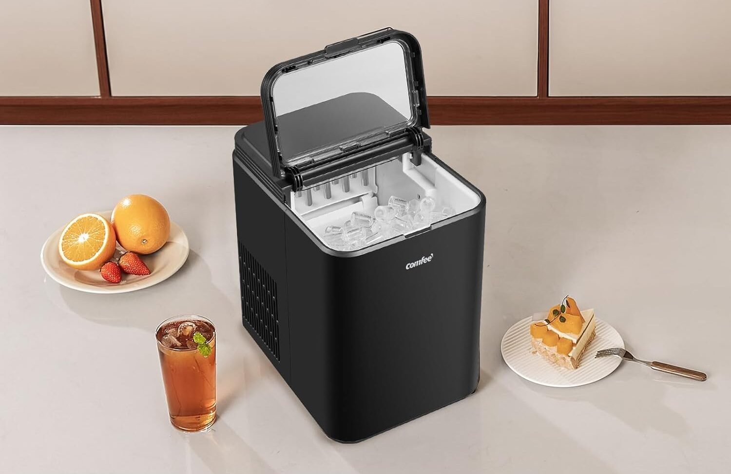 Ghiaccio pronto in 6 minuti: la macchina compatta COMFEE' crolla a 69€ su Amazon