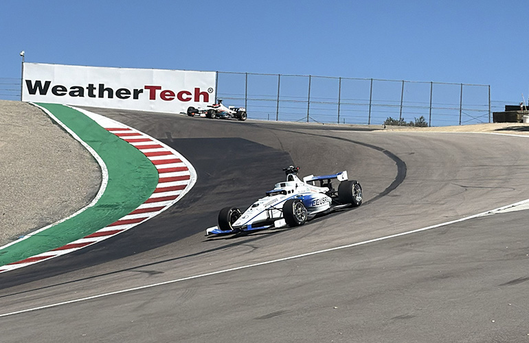 Sorpasso tra auto a guida autonoma a Laguna Seca: Unimore vince la storica gara IAC