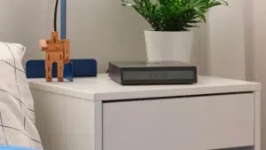 IKEA lancia STENGRÖNSKA, la sveglia che misura l’aria e ricarica lo smartphone
